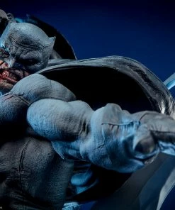 Batman: The Dark Knight Returns Premium Format™ Figure By Sideshow Collectibles 28 Batman: The Dark Knight Returns Premium Format™ Figure By Sideshow Collectibles