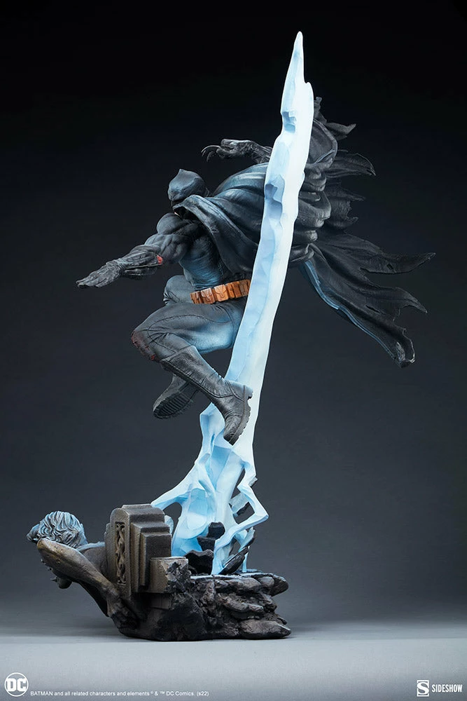 Batman: The Dark Knight Returns Premium Format™ Figure By Sideshow Collectibles 9 Batman: The Dark Knight Returns Premium Format™ Figure By Sideshow Collectibles