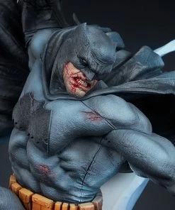 Batman: The Dark Knight Returns Premium Format™ Figure By Sideshow Collectibles 33 Batman: The Dark Knight Returns Premium Format™ Figure By Sideshow Collectibles